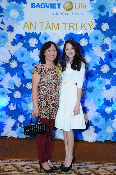 Nghệ sĩ chung vui cùng “An tâm tri kỷ” - 3 Ca sỹ Bảo Anh The Voice chụp ảnh cùng khách hàng của Bảo Việt Nhân thọ Sài Gòn