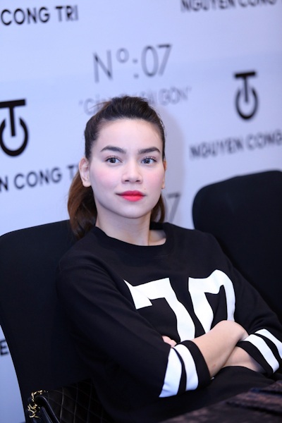 Sắc thái biểu cảm của Hà Hồ trên “ghế nóng” - 8 Có chút ngạc nhiên nhẹ