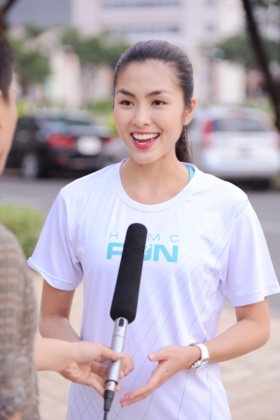 Hà Tăng tập chạy cùng em chồng - 1 Hà Tăng trả lời phỏng vấn trước khi bước vào tập luyện