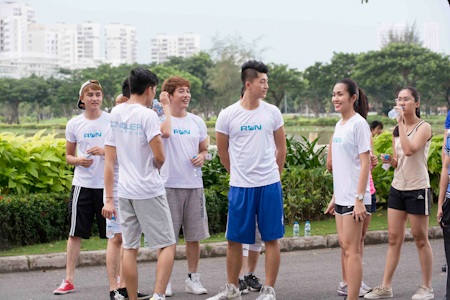 Hà Tăng tập chạy cùng em chồng - 6 Hà Tăng trao đổi với dream team trong lúc tập luyện