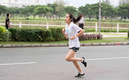 Hà Tăng tập chạy cùng em chồng - 7 Người đẹp luyện tập rất hăng say