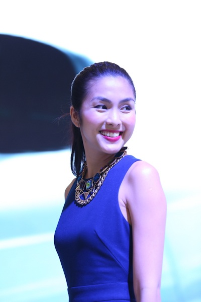 Linh Nga khoe dáng cùng Hà Tăng - 4 Tăng Thanh Hà rạng ngời với nụ cười tươi tắn. Hà Tăng xuất hiện trong bộ váy xanh khá thanh lịch