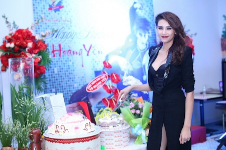 Hoàng Yến hạnh phúc trong ngày sinh nhật - 7 Hoàng Yến hạnh phúc với những món quà của bạn bè