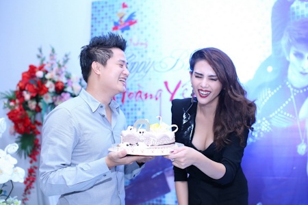 Hoàng Yến hạnh phúc trong ngày sinh nhật - 4 Xuân Thu tặng Hoàng Yến chiếc bánh sinh nhật mừng cô... 18 tuổi