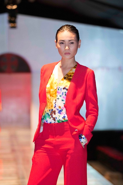 Trương Ngọc Ánh cùng con gái diễn thời trang - 4 Đêm thời trang còn có sự xuất hiện của nhiều người mẫu khác