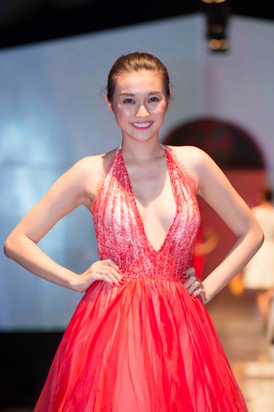 Trương Ngọc Ánh cùng con gái diễn thời trang - 8 Đêm thời trang còn có sự xuất hiện của nhiều người mẫu khác