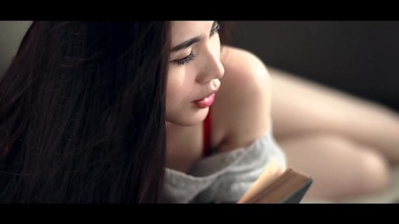 Cô vẫn giữ được phong cách gợi cảm, quyến rũ của mình trong MV mới