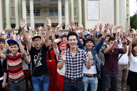 Lộ diện 64 gương mặt vào vòng nhà hát Vietnam Idol 2013 - 1 24.000 thí sinh đã đăng ký tham gia vòng thử giọng