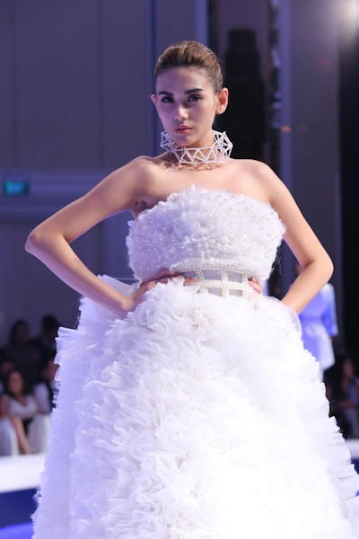 Các người mẫu đã trình diễn các BST của 3 NTK trẻ đầy tiềm năng trong đêm