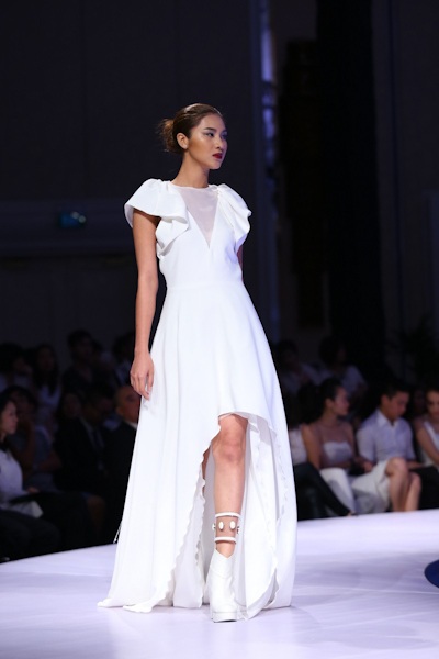 Các người mẫu đã trình diễn các BST của 3 NTK trẻ đầy tiềm năng trong đêm