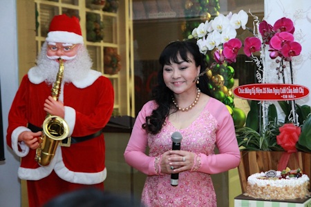 Hương Lan mừng 25 năm ngày cưới tại Việt Nam - 10 Hương Lan nói lời cảm ơn với bạn bè