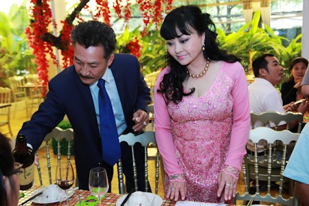 Hương Lan mừng 25 năm ngày cưới tại Việt Nam - 7 Khá đông bạn bè đến chung vui với danh ca hải ngoại