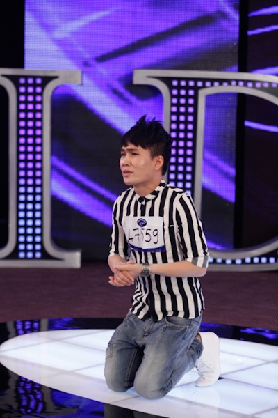 Thí sinh Vietnam Idol quỳ gối xin ban giám khảo hát tiếp! - 1 Quân Kun quỳ gối xin được hát tiếp