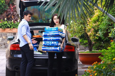 Công Vinh - Thuỷ Tiêng cùng làm việc thiện - 2 Công Vinh - Thuỷ Tiêng cùng làm việc thiện