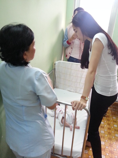 Công Vinh - Thuỷ Tiêng cùng làm việc thiện - 4 Thuỷ Tiên và Công Vinh đã rất xúc động trước hoàn cảnh của các em bé tại đây