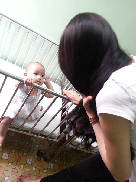 Công Vinh - Thuỷ Tiêng cùng làm việc thiện - 5 Thuỷ Tiên và Công Vinh đã rất xúc động trước hoàn cảnh của các em bé tại đây