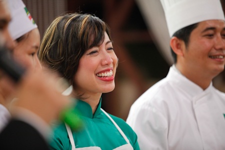 "Vua đầu bếp" khiếm thị gốc Việt mặc áo dài, chia sẻ bí quyết nấu ăn - 8 Cô đã có những chia sẻ rất thật về mình
