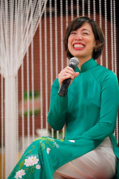 "Vua đầu bếp" khiếm thị gốc Việt mặc áo dài, chia sẻ bí quyết nấu ăn - 2 Christine trong vòng vây của báo giới và người hâm mộ