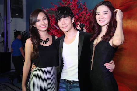 Cặp đôi hoàn hảo hội ngộ đầu xuân - 14 Nathan Lee đào hoa với hai cô gái xinh đẹp