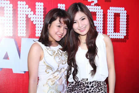 Cặp đôi hoàn hảo hội ngộ đầu xuân - 9 Quán quân của cuộc thi Giọng hát Việt - Hương Tràm (phải) cũng đến chia vui với bạn