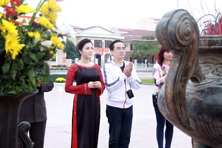Lý Nhã Kỳ duyên dáng trong tà áo dài - 1 Lý Nhã Kỳ duyên dáng trong tà áo dài khi tới thăm thành phố Nam Định