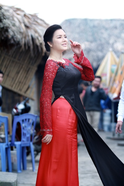 Lý Nhã Kỳ duyên dáng trong tà áo dài - 4 Hình ảnh dịu dàng và tha thướt của Lý Nhã Kỳ