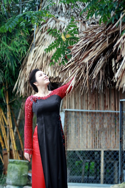 Lý Nhã Kỳ duyên dáng trong tà áo dài - 6 Hình ảnh dịu dàng và tha thướt của Lý Nhã Kỳ