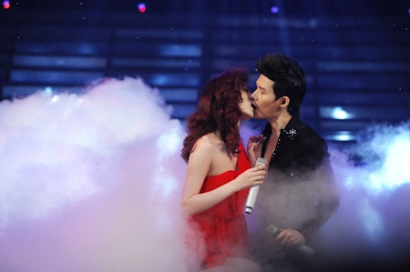 Nathan Lee “khoá môi” Ngọc Oanh trên sân khấu