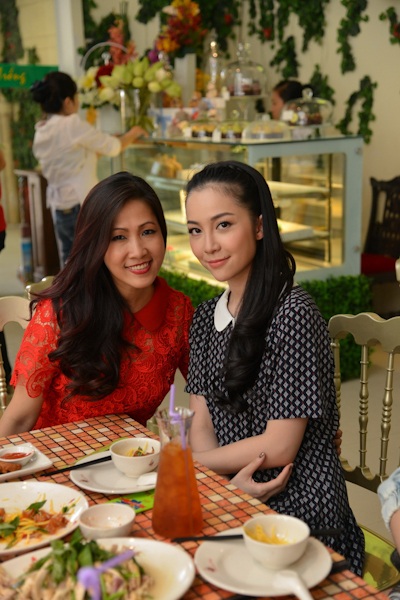 Linh Nga nền nã với váy chấm bi - 3 Bữa tiệc có sự xuất hiện của rất đông gương mặt nổi tiếng trong làng showbiz