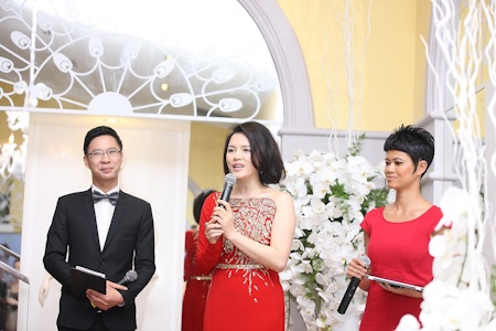 Lý Nhã Kỳ diện váy tiền tỷ - 5 Bộ váy Lý Nhã Kỳ mặc được một người bạn tiết lộ có giá 65,000 USD (khoảng hơn 1,3 tỷ đồng)