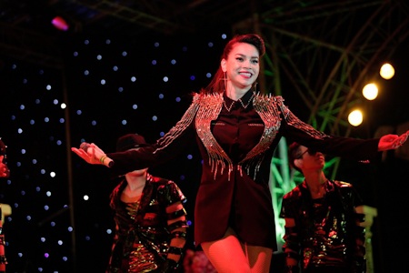 Tham gia trong chương trình Đưa em vào hạ của Mr Đàm, Hồ Ngọc Hà thể hiện hai ca