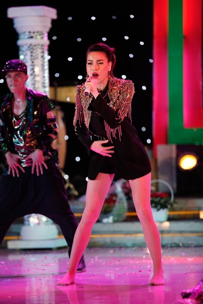 Tham gia trong chương trình Đưa em vào hạ của Mr Đàm, Hồ Ngọc Hà thể hiện hai ca