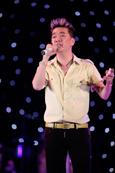 Mr Đàm thể hiện lại hàng loạt ca khúc đang được yêu thích nhất của anh như: