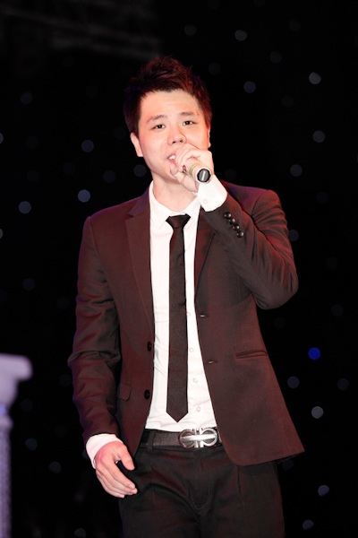 Trịnh Thăng Bình lịch lãm trong bộ vest. Anh hát