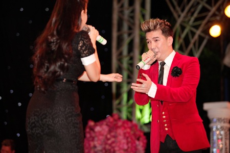 Trịnh Thăng Bình lịch lãm trong bộ vest. Anh hát