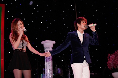 Trịnh Thăng Bình lịch lãm trong bộ vest. Anh hát