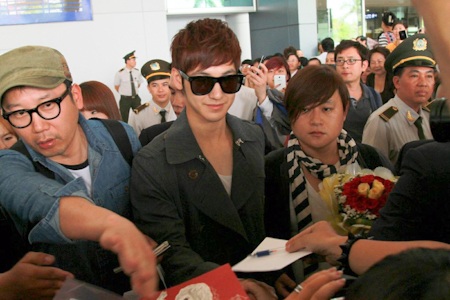 Fans Việt hồ hởi đón Kim Bum - 6 Kim Bum tỏ ra rất thoải mái với các fans.