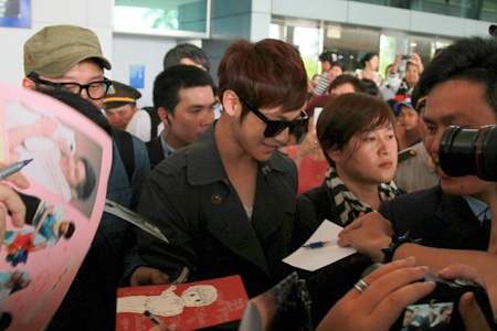 Fans Việt hồ hởi đón Kim Bum - 7 Kim Bum tỏ ra rất thoải mái với các fans.