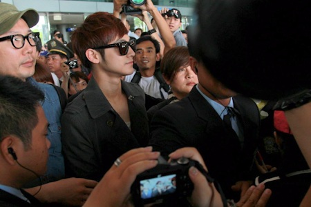 Fans Việt hồ hởi đón Kim Bum - 8 Kim Bum tỏ ra rất thoải mái với các fans.