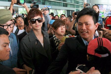 Fans Việt hồ hởi đón Kim Bum - 9 Kim Bum tỏ ra rất thoải mái với các fans.