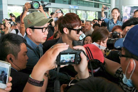 Fans Việt hồ hởi đón Kim Bum - 10 Kim Bum tỏ ra rất thoải mái với các fans.