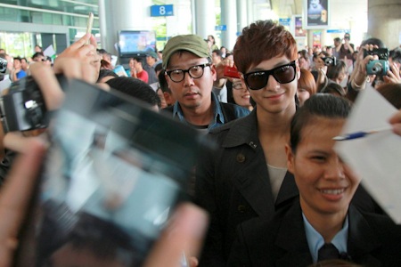 Fans Việt hồ hởi đón Kim Bum - 11 Kim Bum tỏ ra rất thoải mái với các fans.