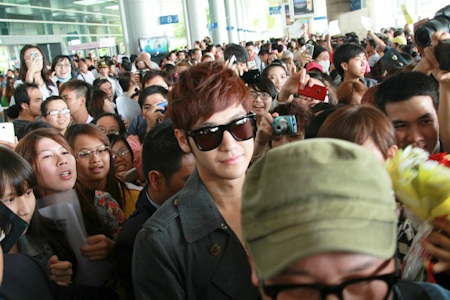 Fans Việt hồ hởi đón Kim Bum - 12 Kim Bum tỏ ra rất thoải mái với các fans.