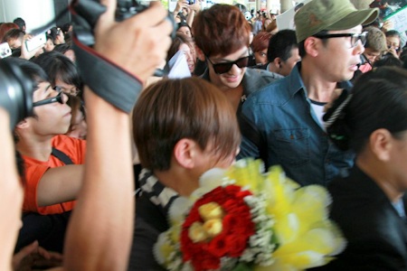 Fans Việt hồ hởi đón Kim Bum - 13 Kim Bum tỏ ra rất thoải mái với các fans.