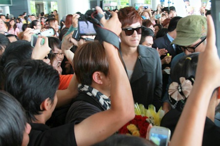 Fans Việt hồ hởi đón Kim Bum - 14 Kim Bum tỏ ra rất thoải mái với các fans.