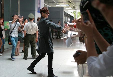 Fans Việt hồ hởi đón Kim Bum - 3 Kim Bum tỏ ra rất thoải mái với các fans.