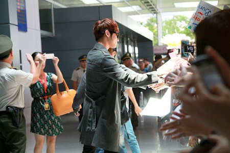 Fans Việt hồ hởi đón Kim Bum - 5 Kim Bum tỏ ra rất thoải mái với các fans.