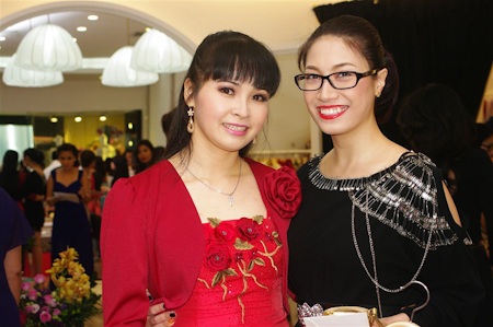 Mai Thu Huyền giới thiệu chồng con - 3 Pha Lê cũng dành thời gian tới dự, cô vốn là bạn rất thân của Mai Thu Huyền.