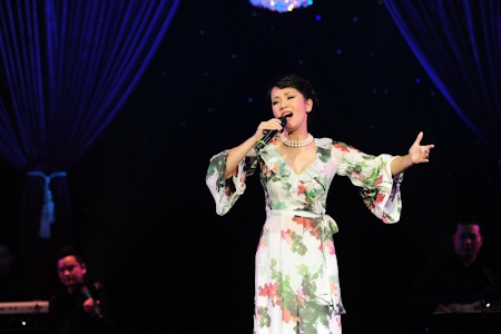 Quang Dũng nồng nàn với Tình ca - 7 Hồng Nhung vẫn giữ được bản lĩnh sân khấu rất tốt của mình