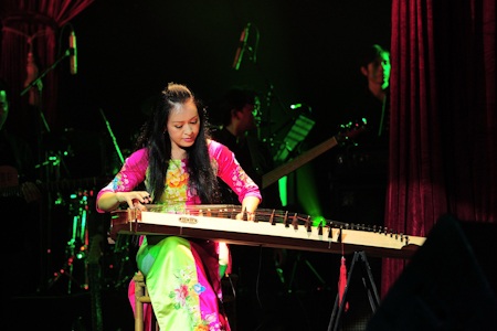 Quang Dũng nồng nàn với Tình ca - 4 Quang Dũng nhận được sự trợ giúp rất tốt từ các nhạc công